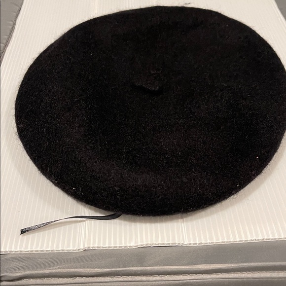 Classic Black Wool Beret - Picture 3 of 10
